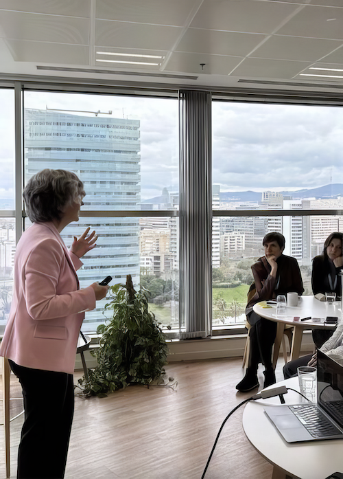 Teresa Baró dando un curso en una empresa