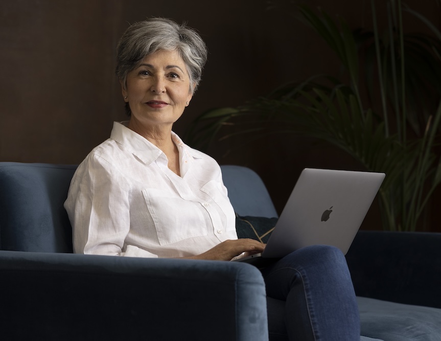 Teresa Baró con su ordenador mirando a cámara