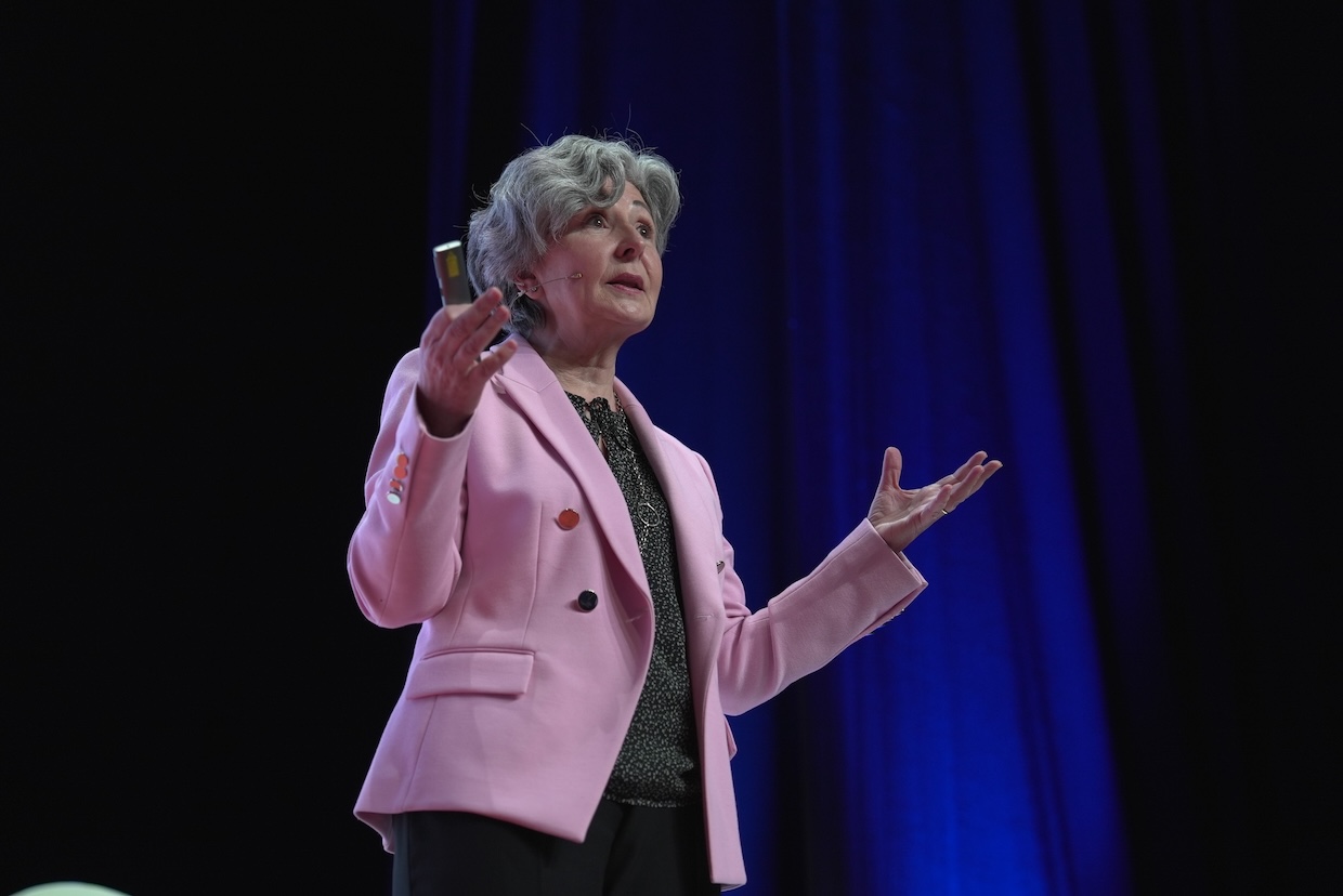 Teresa Baró dando una conferencia