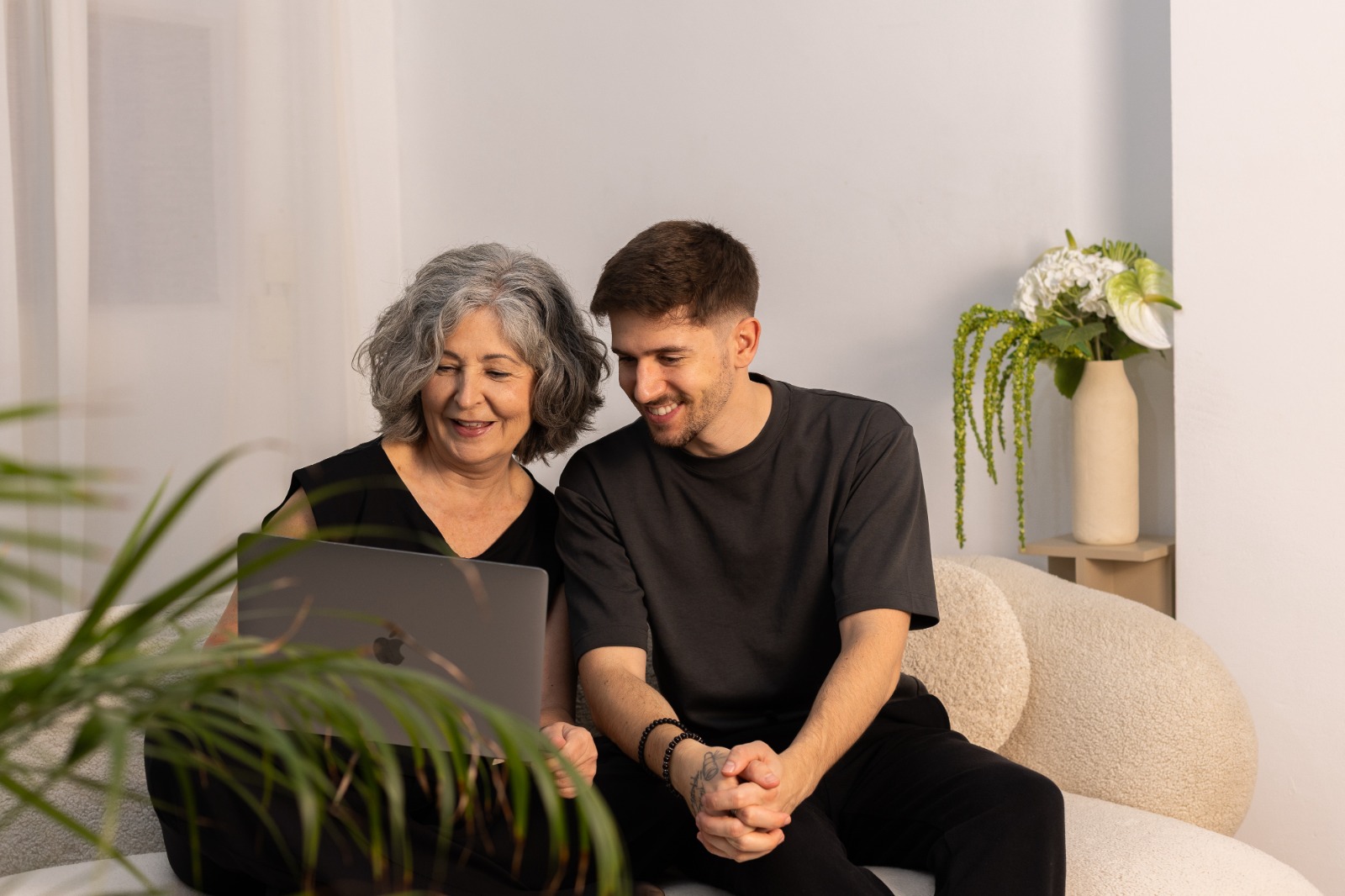 Teresa Baró y otra persona delante de un ordenador