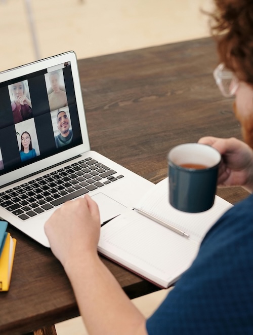 Cliente realizando un curso delante del ordenador